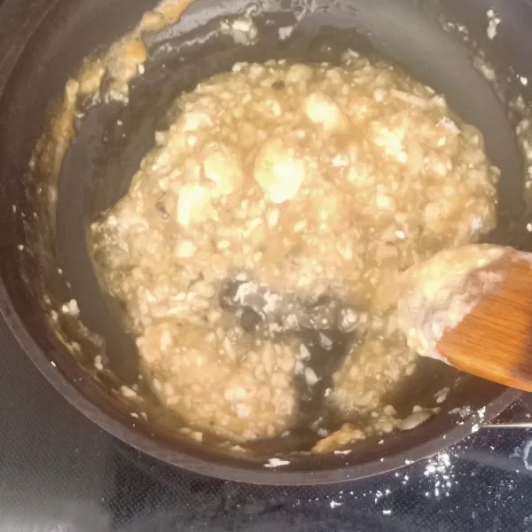 Masukkan 2 sendok tepung tapioka kedalam air yang sudah mendidih dan aduk sampai tercampur rata.