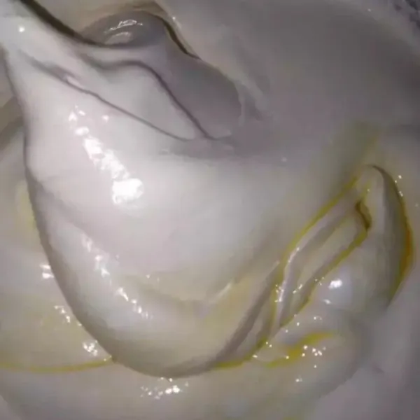 Tuang butter leleh sedikit demi sedikit sambil aduk balik sampai rata.