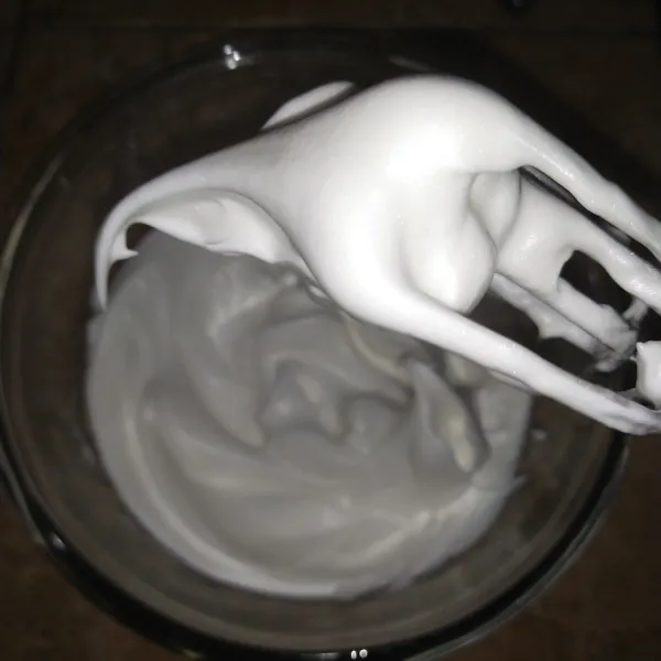 Mixer hingga soft peak. Lalu bagi menjadi 2 adonan meringue.