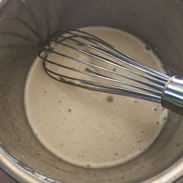 Kocok telur dan gula halus hingga gula benar-benar larut. Masukkan lelehan DCC, aduk rata.