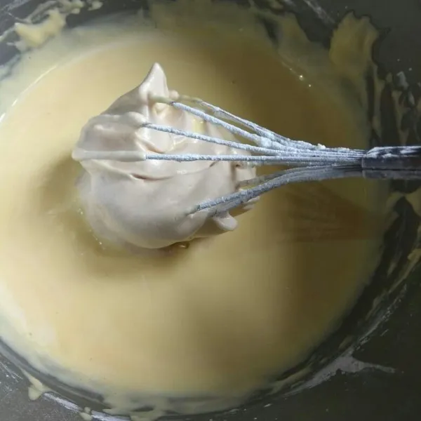 Ambil 1/4 adonan putih telur, masukkan ke adonan kuning telur lakukan aduk balik. Lakukan hingga adonan semua bercampur.