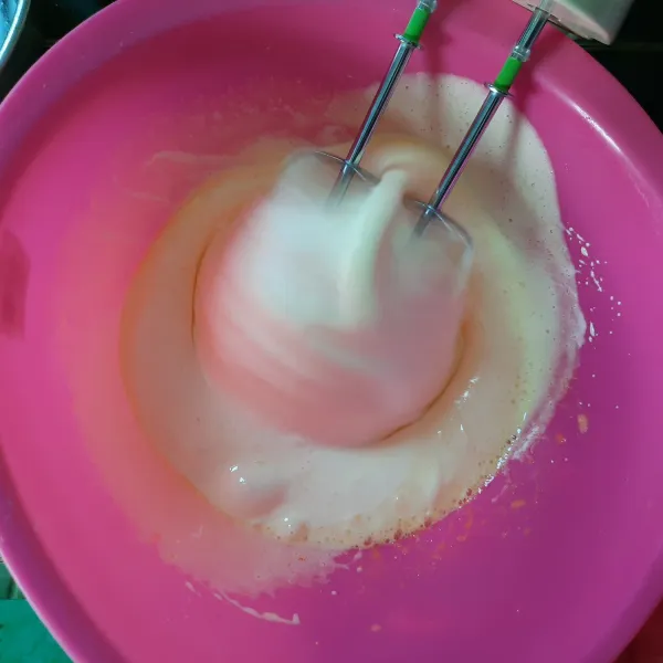 Mixer adonan hingga mengembang.