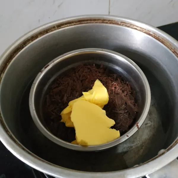 Siapkan terlebih dahulu bahan-bahan A,B,C agar mudah saat mengolahnya. Pertama, cincang kasar dcc, kemudian campurkan dengan bahan-bahan B lainnya. Setelah itu tim hingga leleh.