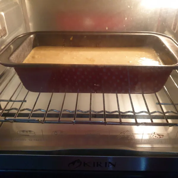 Olesi loyang dgn butter lalu tuang ke loyang uk 20x10 oven di suhu 180° selama 30menit /matang (sesuaikan oven masing-masing).