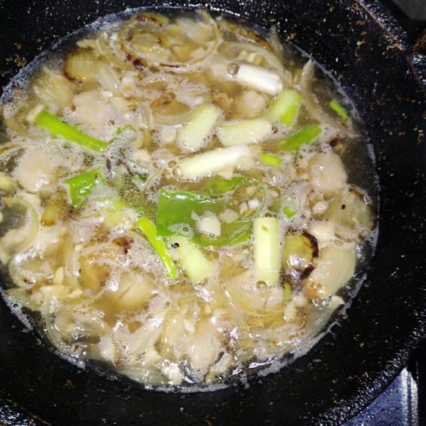 Masukkan bakso. Tumis sebentar lalu tambahkan air hingga mendidih.