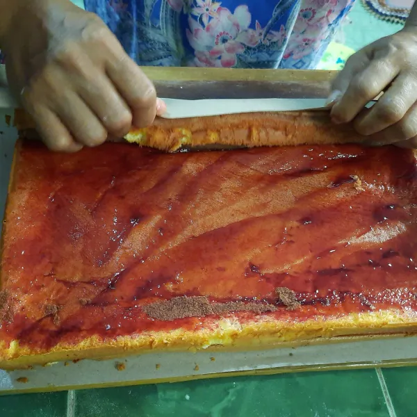 Bolu siap digulung dan dipotong potong.