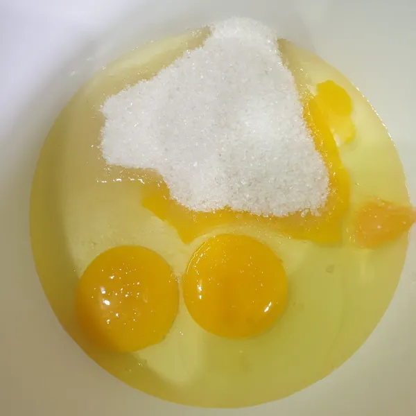 Masukkan ke wadah mixer telur, gula, ovalet lalu mixer kecepatan tinggi sampai kaku berjejak.