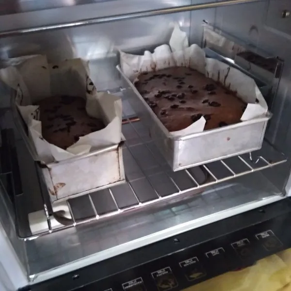 Masukkan dalam oven yang sebelumnya sudah dipanaskan selama 10 menit dengan suhu 100°. Panggang banana brownie dengan suhu 180° selama 30 menit menggunakan api atas dan api bawah.