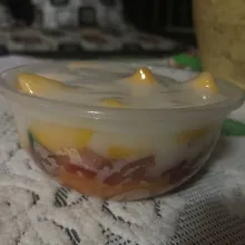 Terakhir tuangkan santan diatasnya.