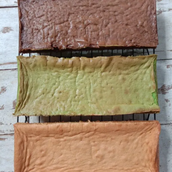 Lepaskan dari loyang, lepas perlahan baking paper. Biarkan dingin.