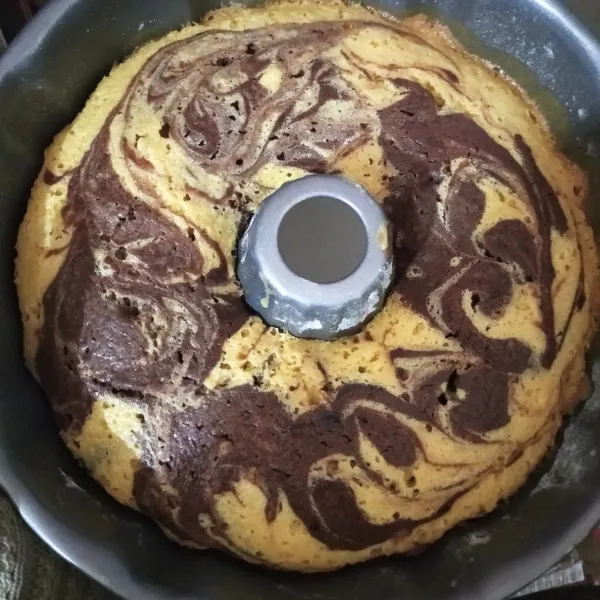 Panggang dengan suhu 150/160°C selama 45-50 menit hingga matang. Lakukan tes tusuk. Angkat, dinginkan lalu keluarkan dari loyang dan sajikan.