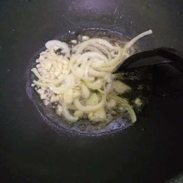 Panaskan 3 sdm minyak, tumis bawang bombai dan bawang putih sampai layu dan harum.