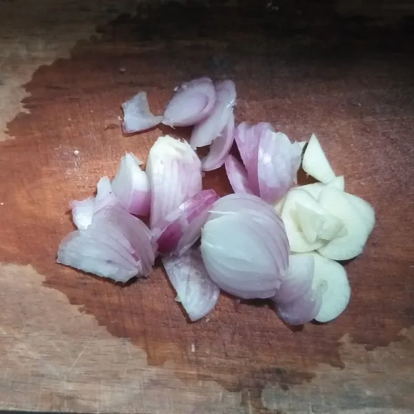 Iris bawang merah dan bawang putih, sisihkan.