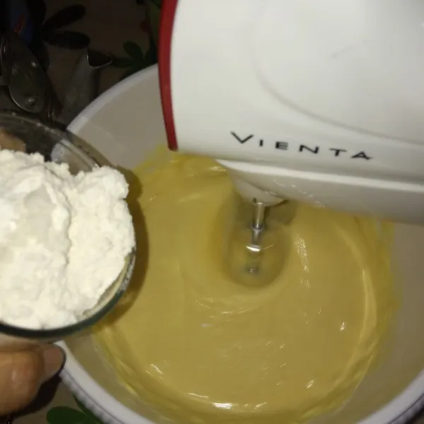 Kemudian masukkan tepung terigu, susu bubuk, vanili, dan garam.Mixer dengan kecepatan terendah sampai tercampur rata.