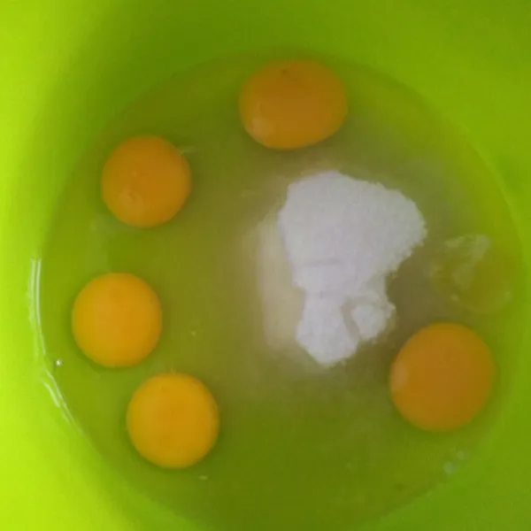 Campur telur, gula dan SP.