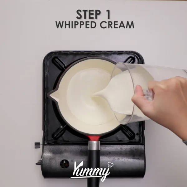 Siapkan saucepan, campurkan whip cream, susu cair, gula pasir, kuning telur, dan vanilla ekstrak. Aduk rata hingga semua bahan larut.