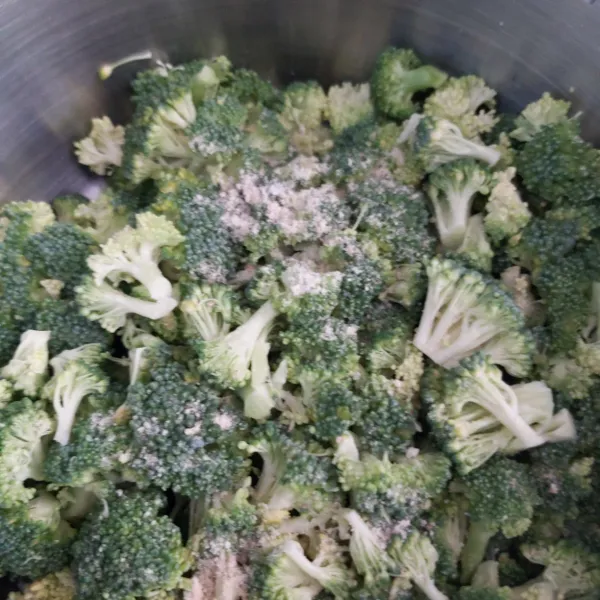 Bumbui brokoli dengan garam, lada dan kaldu jamur secukupnya.