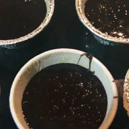 Lumuri cetakan atau wadah dengan mentega dan tepung. Kemudian isi dengan adonan, tuang 3/4 dari cetakan saja.