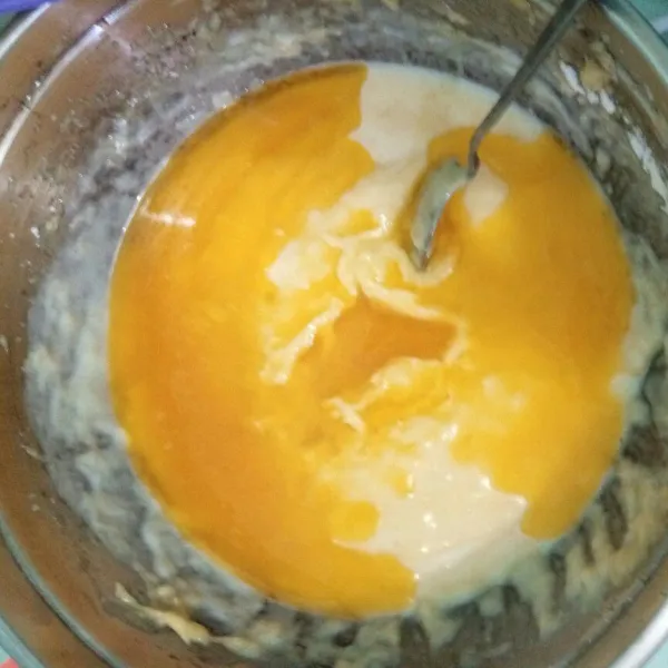 Tuang susu cair, susu kental dan margarin cair lalu aduk hingga rata menggunakan mixer.