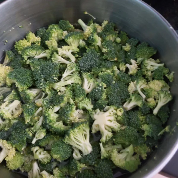 Potong kecil brokoli pisahkan dari batang ya, lalu rendam dalam air yang telah diberi 1sdt baking soda / garam untuk menghilangkan serangga yg menempel. Setelah 10 menit bilas brokoli.