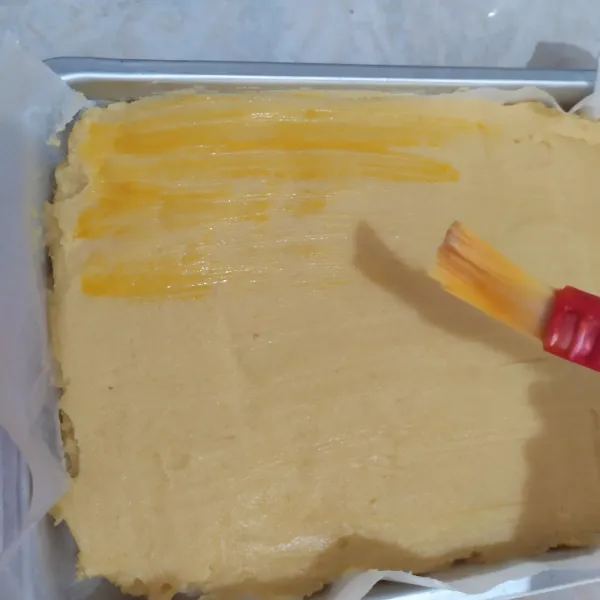 Olesi dengan campuran telur dan sedikit susu.