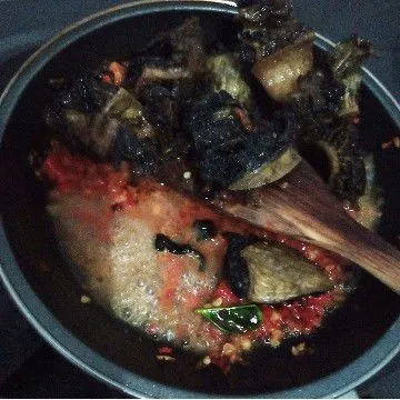 Kemudian masukkan babat goreng. Tambah garam dan kaldu bubuk. Tuang sedikit air dan aduk rata.