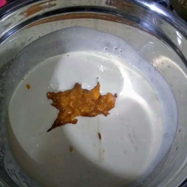 Tuang kurma dan pisang, lalu mixer dengan kecepatan rendah. Lalu tambahkan margarin leleh.