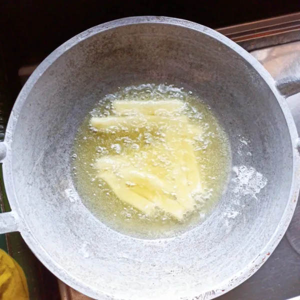 Setelah dicetak, potong adonan sesuai selera, lalu goreng hingga kuning keemasan.