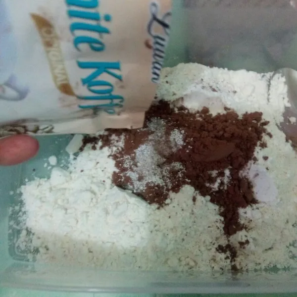 Campurkan tepung terigu, kopi luwak, vanila dan coklat bubuk aduk hingga rata.