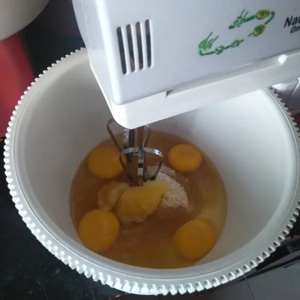 Masukan telur, gula, SP dan vanili. Mixer sampai memutih dan bertekstur kurang lebih 15 menit.