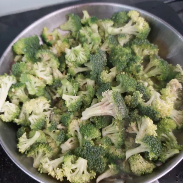 Masukkan brokoli kemudian masak hingga sedikit layu.