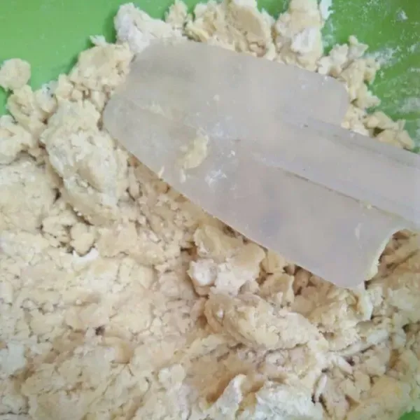 Siapkan bahan kulit pie campurkan terigu,  mergarin dingin vanili dan telur dalam 1 wadah lalu aduk dengan spatula sampai menyatu.