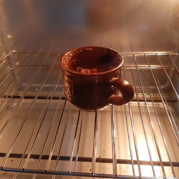 Panaskan oven sebelumnya lalu panggang mug cake dalam oven dengan suhu 200 c panas atas bawah, sekitar 25 menit. atau sesuaikan dengan oven masing-masing.