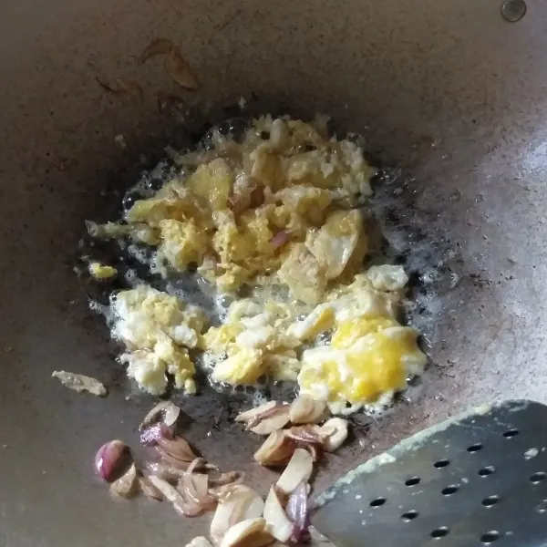 Panaskan minyak, tumis bawang hingga harum, sisihkan bawang ke sisi wajan, masukan telur, kemudian masak sambil di aduk hingga berbutir.