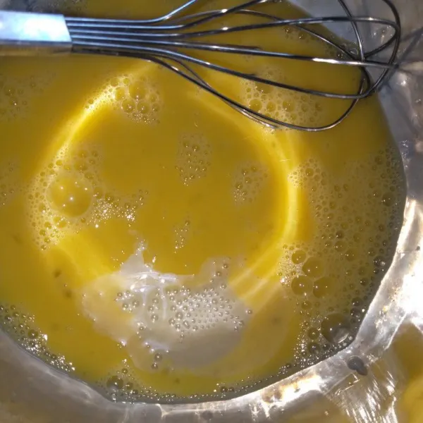 Campur telur dan skm aduk menggunakan whisk.