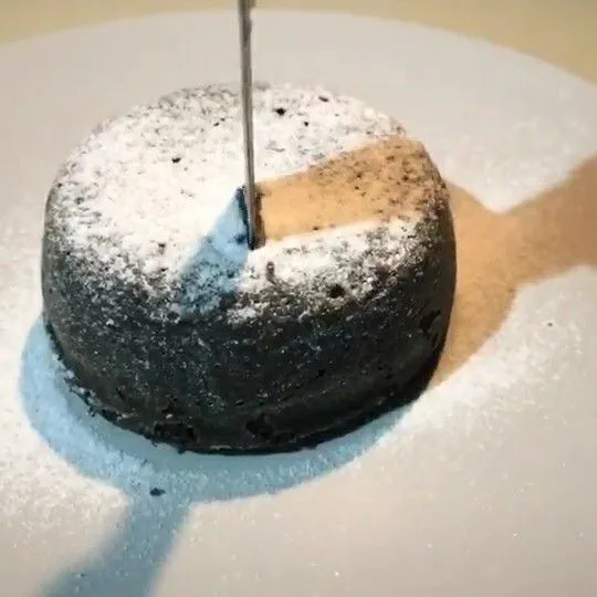 Letakkan dalam piring saji dan taburi dengan gula halus.