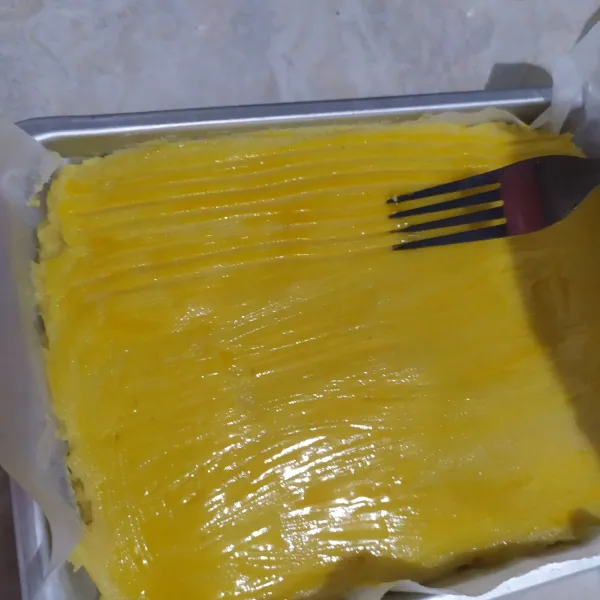 Buat motif garis-garis menggunakan garpu.