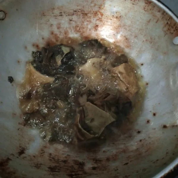 Potong-potong babat yang sudah di presto kemudian goreng kering.