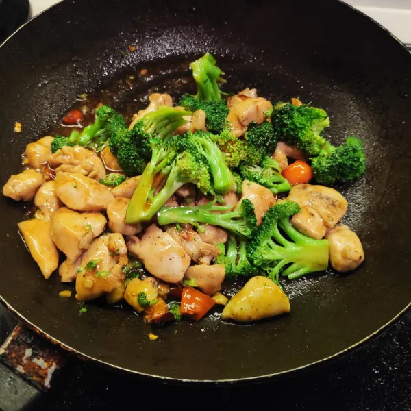 Campurkan brokoli dan cabai rawit ke dalam wajan.