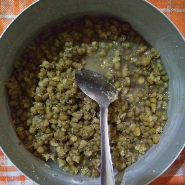 Rebus kacang hijau hingga empuk dan matang.