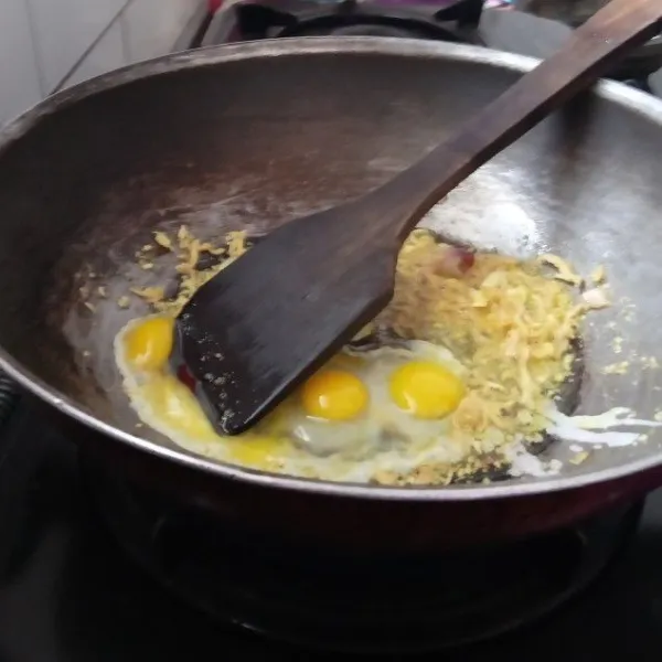 Tambahkan telur ayam, orak arik hingga matang.