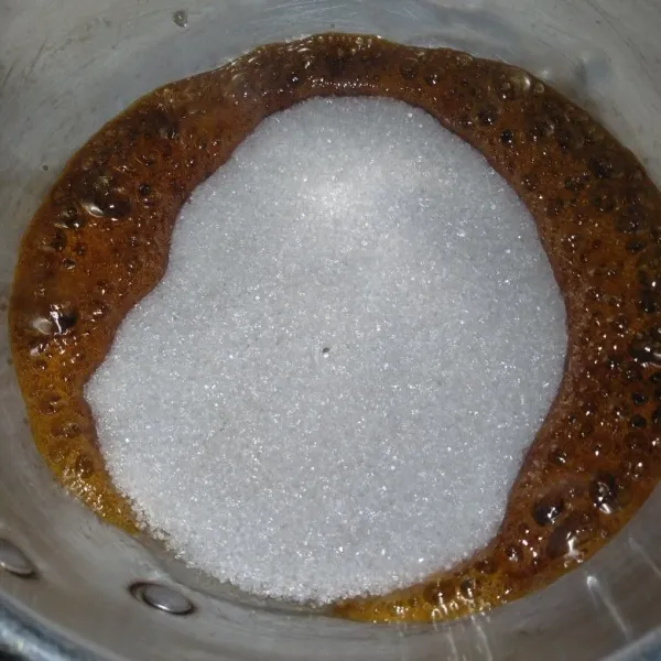 Masak gula, sampai berkaramel pinggirannya (jangan diaduk).