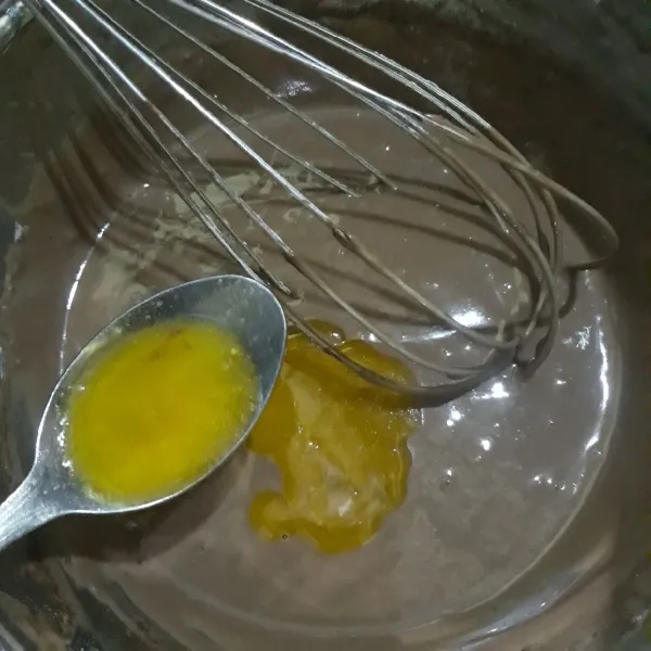 Tambahkan margarin cair. Aduk hingga merata. Diamkan adonan selama 10 menit hingga muncul gelembung dan lubang kecil.