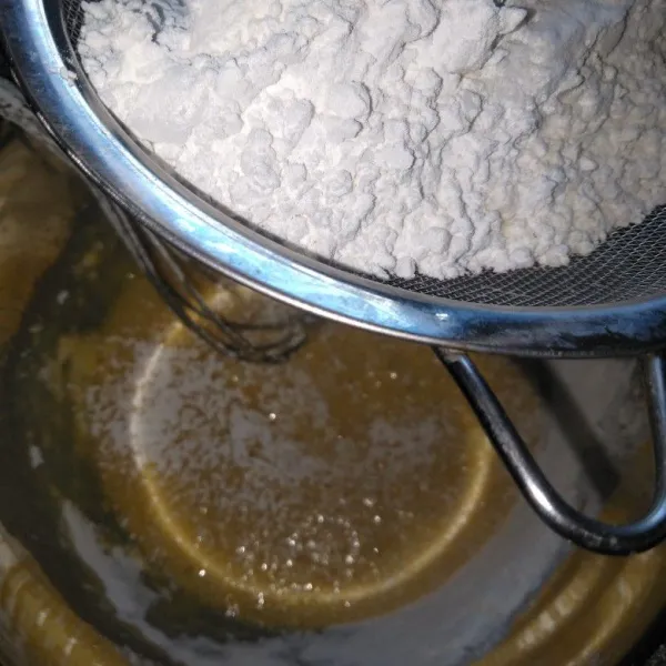 Masukkan tepung terigu dan tapioka kedalam adonan telur dan skm sedikit demi sedikit sambil diayak.