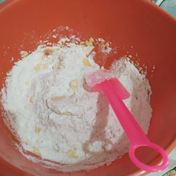 Campurkan tepung dan susu bubuk, sambil di ayak di atas wadah.