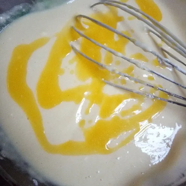 Terakhir, masukkan mentega yang sudah di lelehkan. Aduk rata hingga benar-benar tercampur rata.
