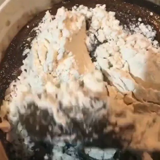 Masukkan tepung terigu. Aduk rata.