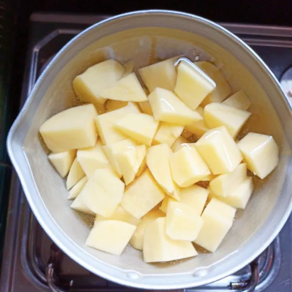 Bersihkan kentang dan potong dadu, Lalu rebus kentang hingga empuk.