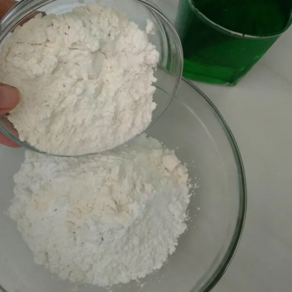Campur tepung beras dan tepung terigu. Tambahkan garam, aduk rata.