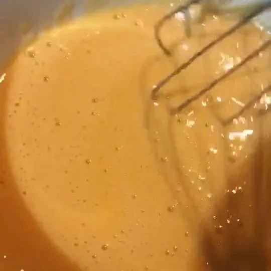 Kocok 2 butir telur, gula dan sedikit garam.